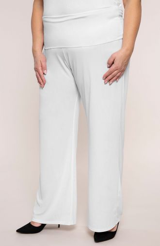 Białe spodnie plus size dla puszystych z wyszczuplającym pasem