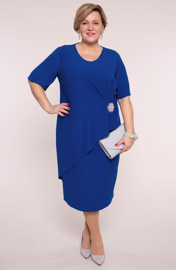 Elegantné zafírovo modré šaty s brošňou