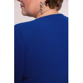 Elegantné zafírovo modré šaty s brošňou