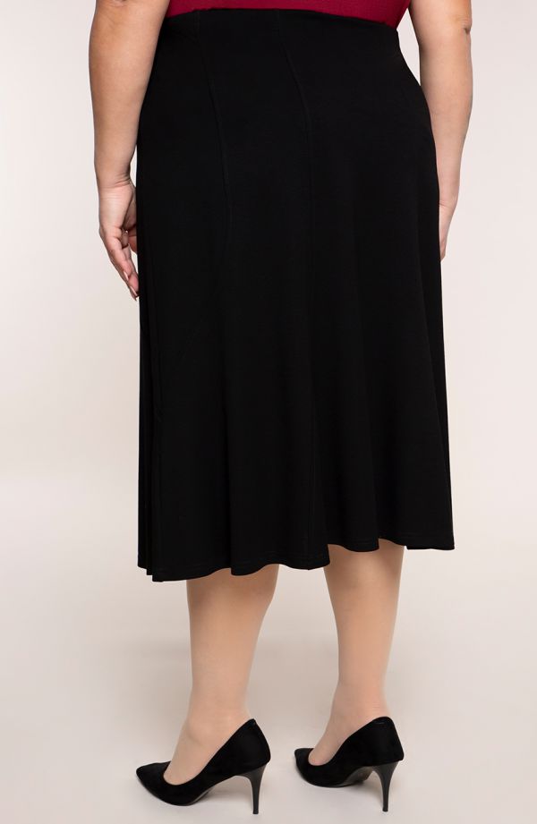 Čierna dielova sukňa s prešívaním