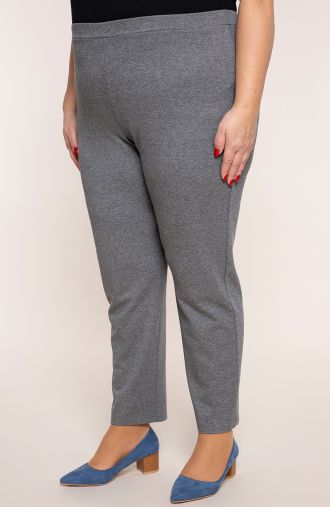 Klasické plus size nohavice pre nadýchané ženy v sivej farbe