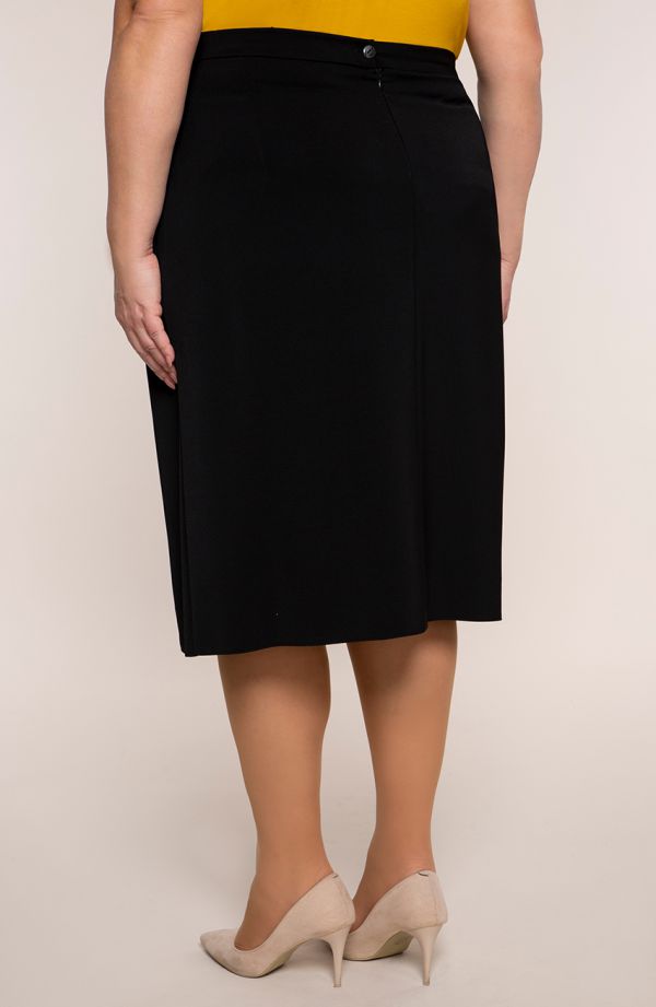 Čierna rovná sukňa s lemovaním