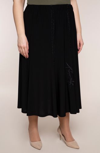 Čierna sukňa s ozdobnou aplikáciou
