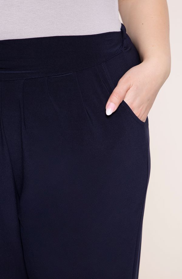 Granatowe eleganckie spodnie damskie plus size z karczkiem