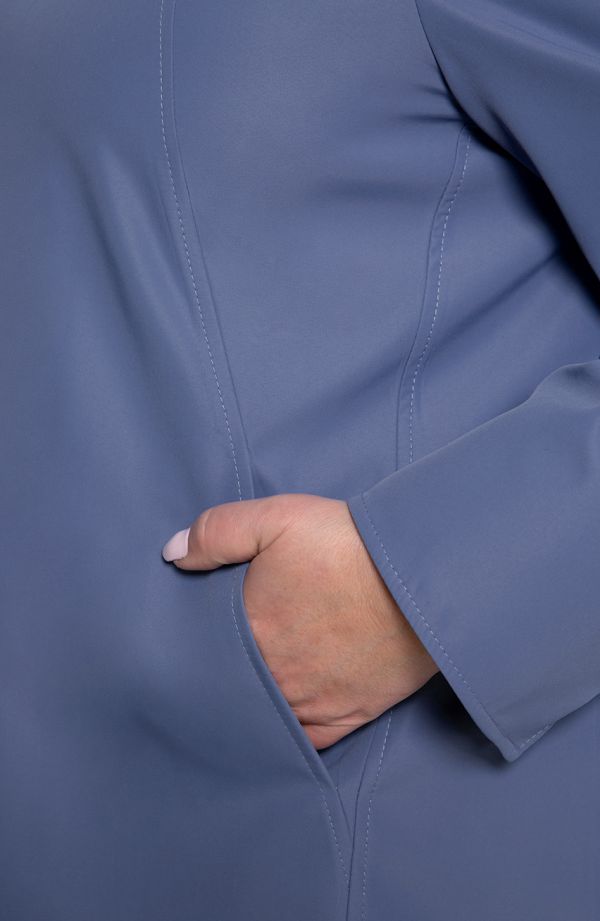 Elegantný plášť v modrej farbe