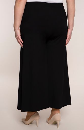 Čierna pletená sukňa a nohavice