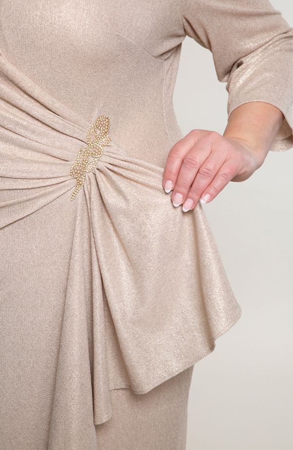 Zlaté svadobné šaty s brošňou