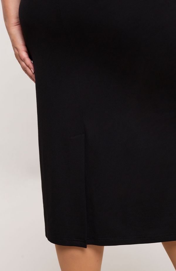Hladké rovné šaty v čiernej farbe