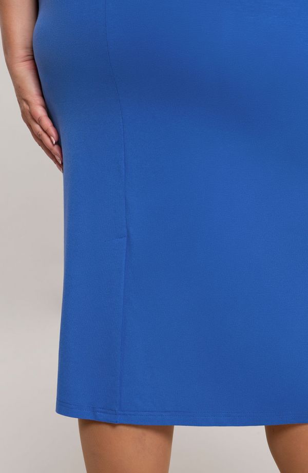 Hladké rovné šaty v zafírovo modry farbe